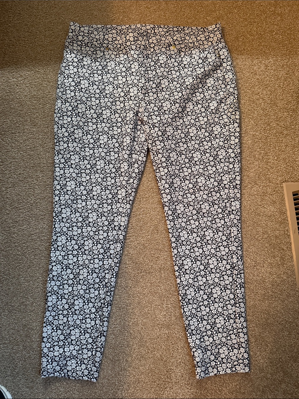 Michael Kors Black & White Floral Cropped Pants - Picture 5 of 6
